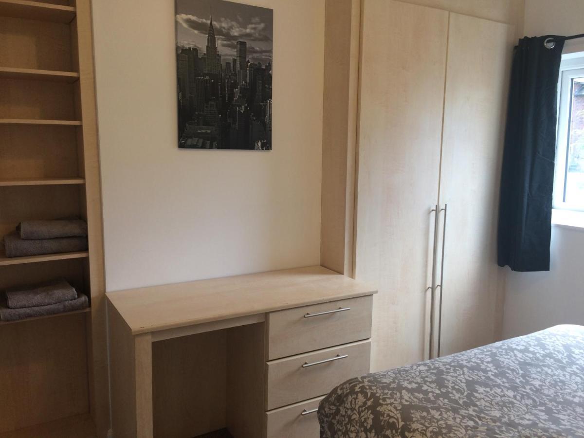 4 Bedroom House For Corporate Stays In كيترينج المظهر الخارجي الصورة